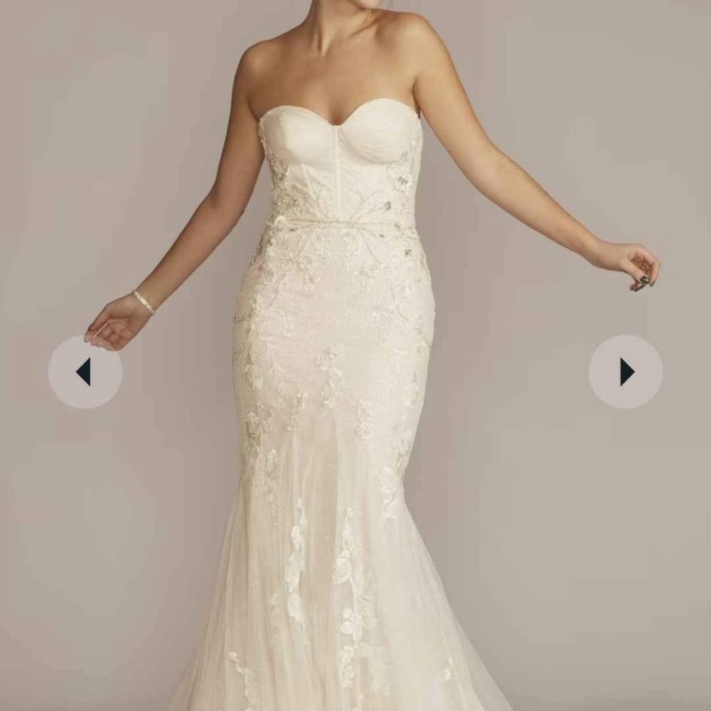 Elegant Strapless Ivory Wedding Dress